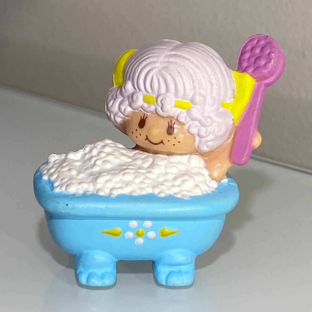 Vintage Strawberry Shortcake Angel Cake Taking a Bubble Bath' PVC Figurine 1982
